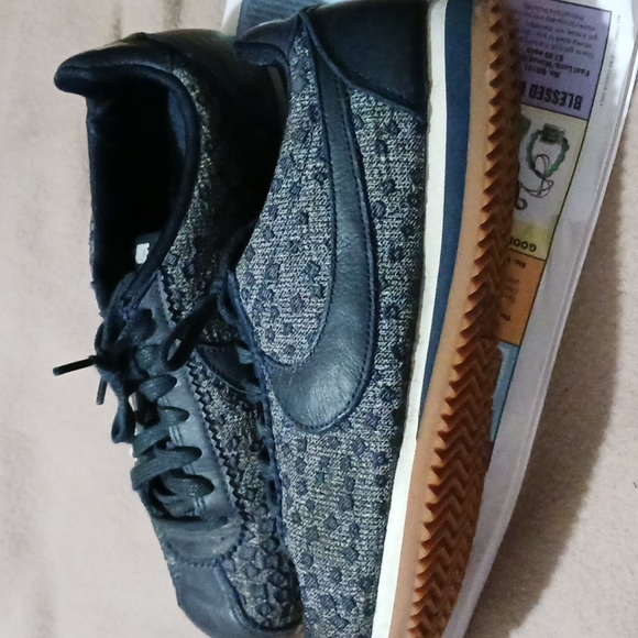 Nike shoes - Picture 2 of 2